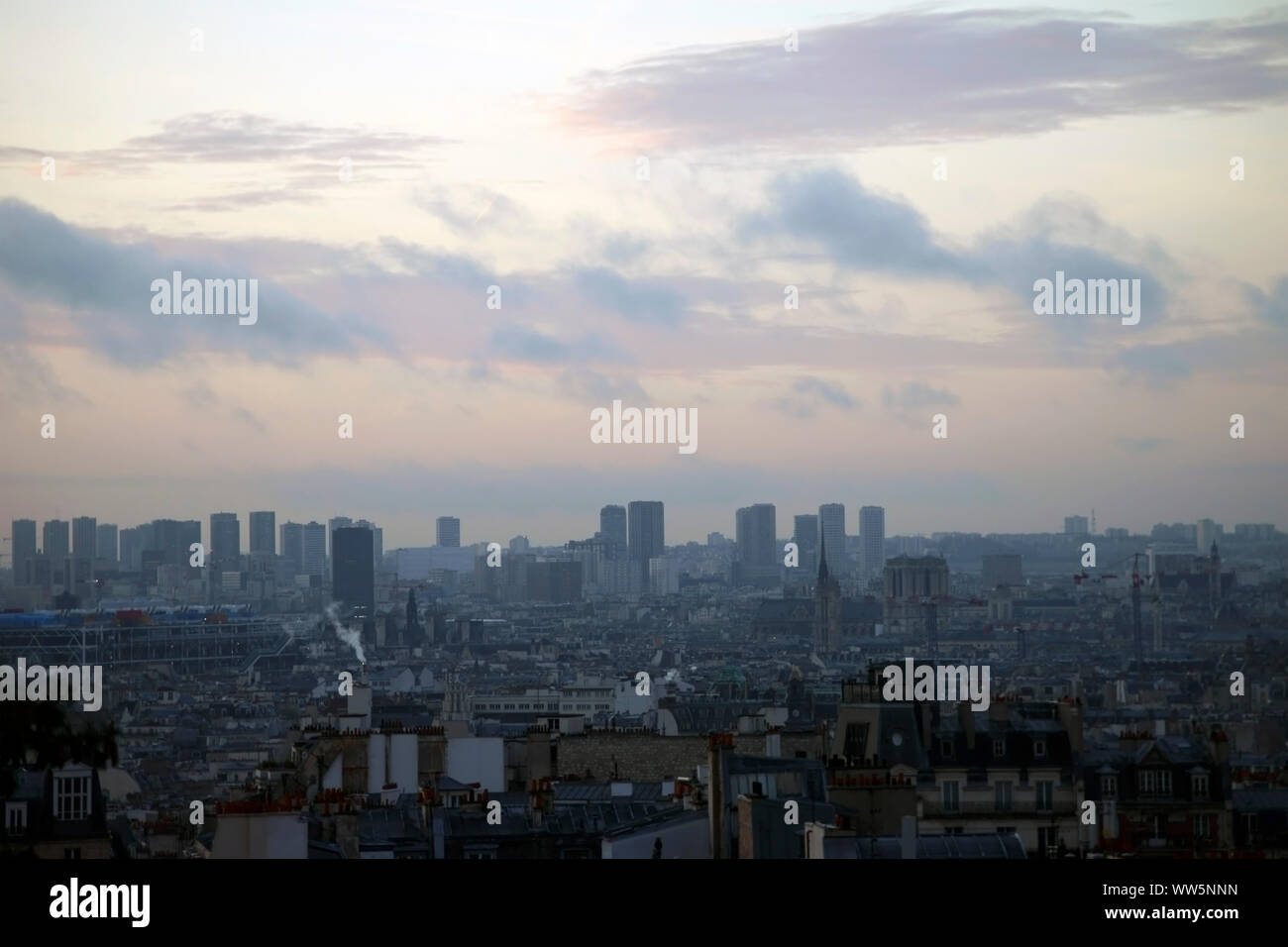 Fotografie von Hochhäusern, historische Gebäude und Infrastruktur in der Stadt Paris bei Sonnenaufgang, Stockfoto