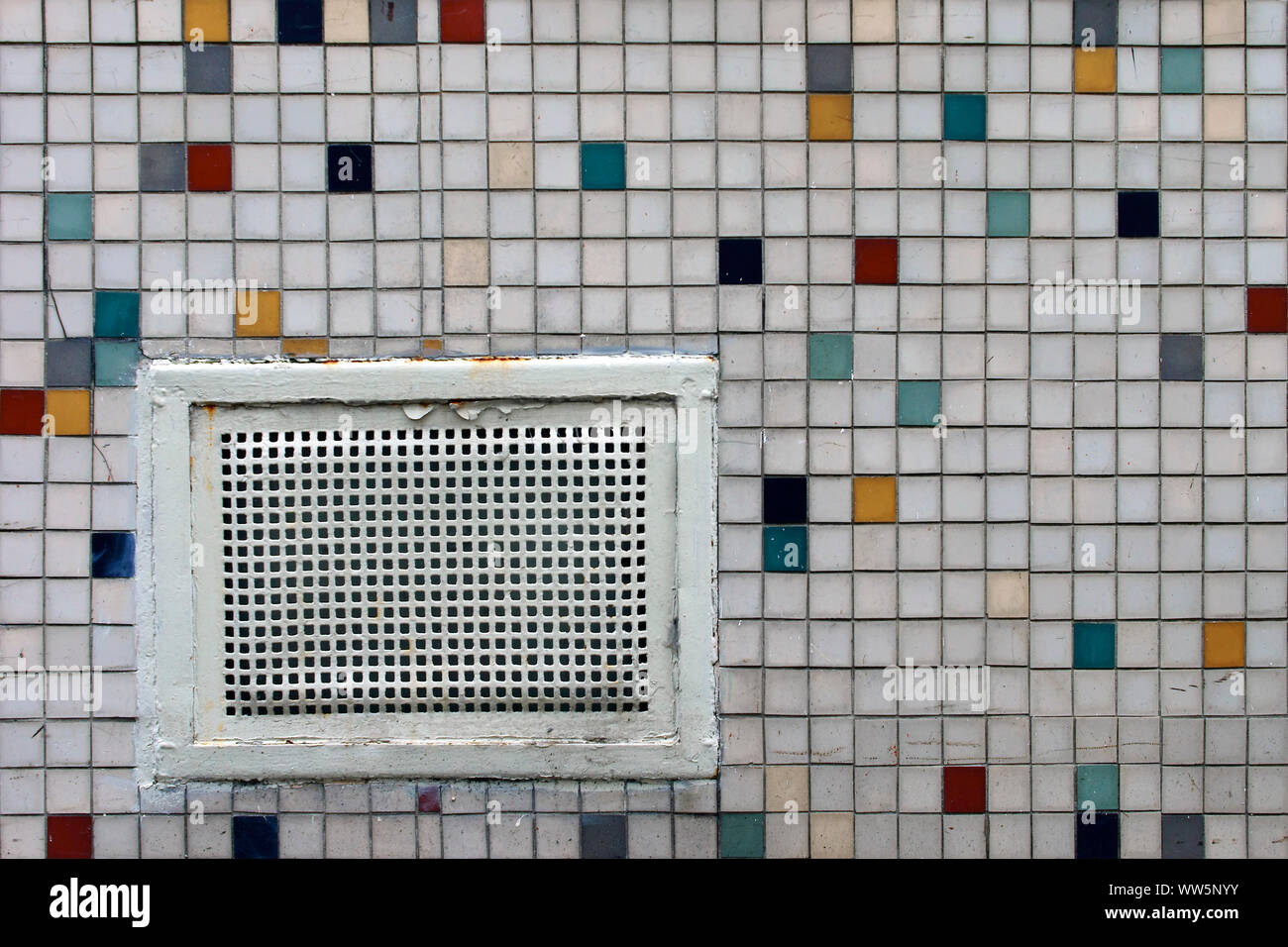 Fotografie aus einem Keller Luke mit einem Raster auf einem Mosaik Fliese Mauer, Stockfoto