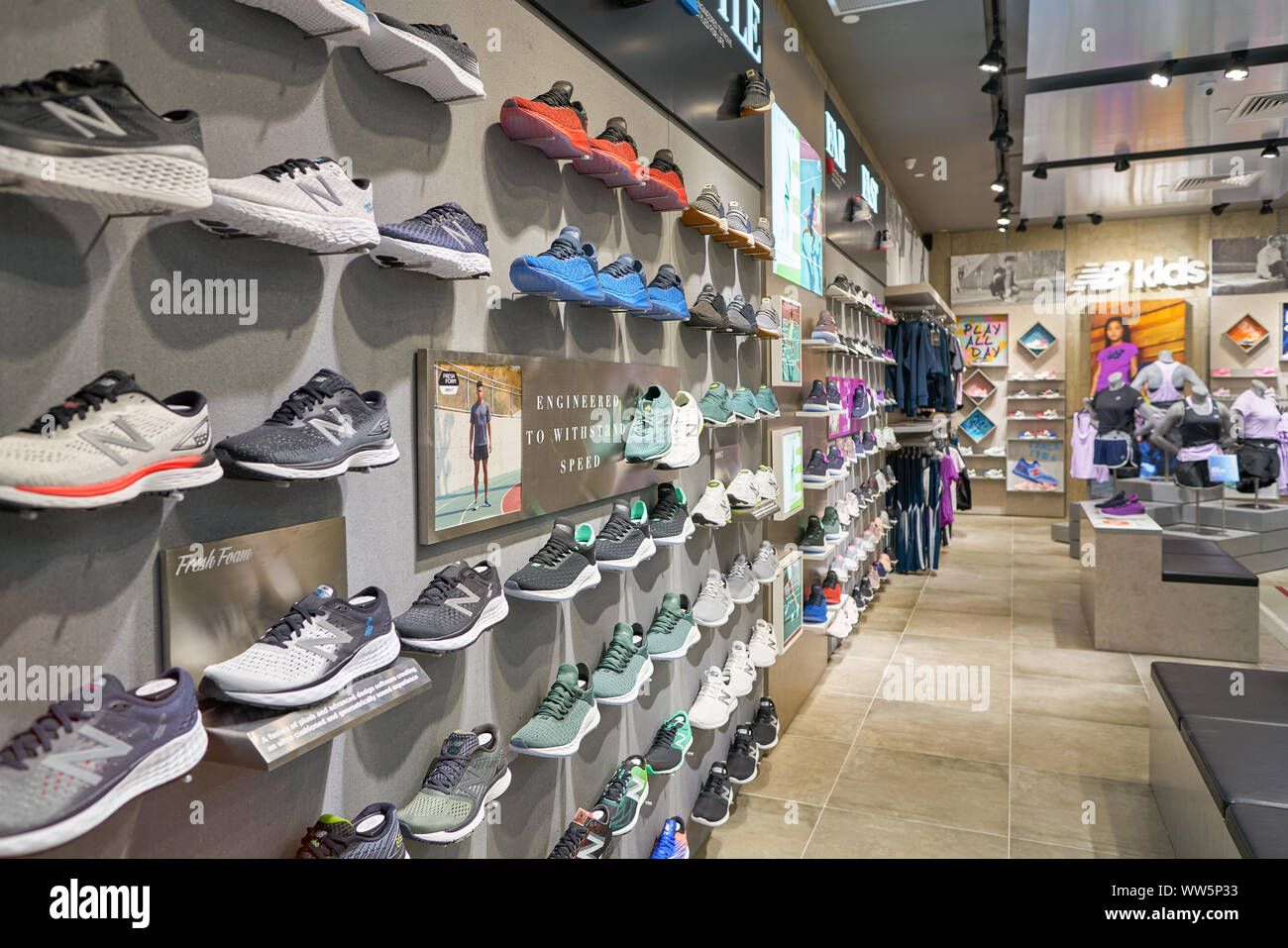 Singapur ca. April 2019 Innenraum geschossen von New Balance store