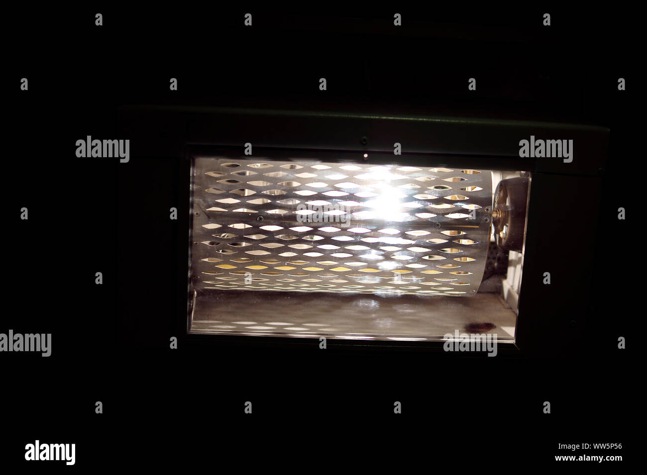 Fotografie einer Leuchte mit einem Gitter, Stockfoto