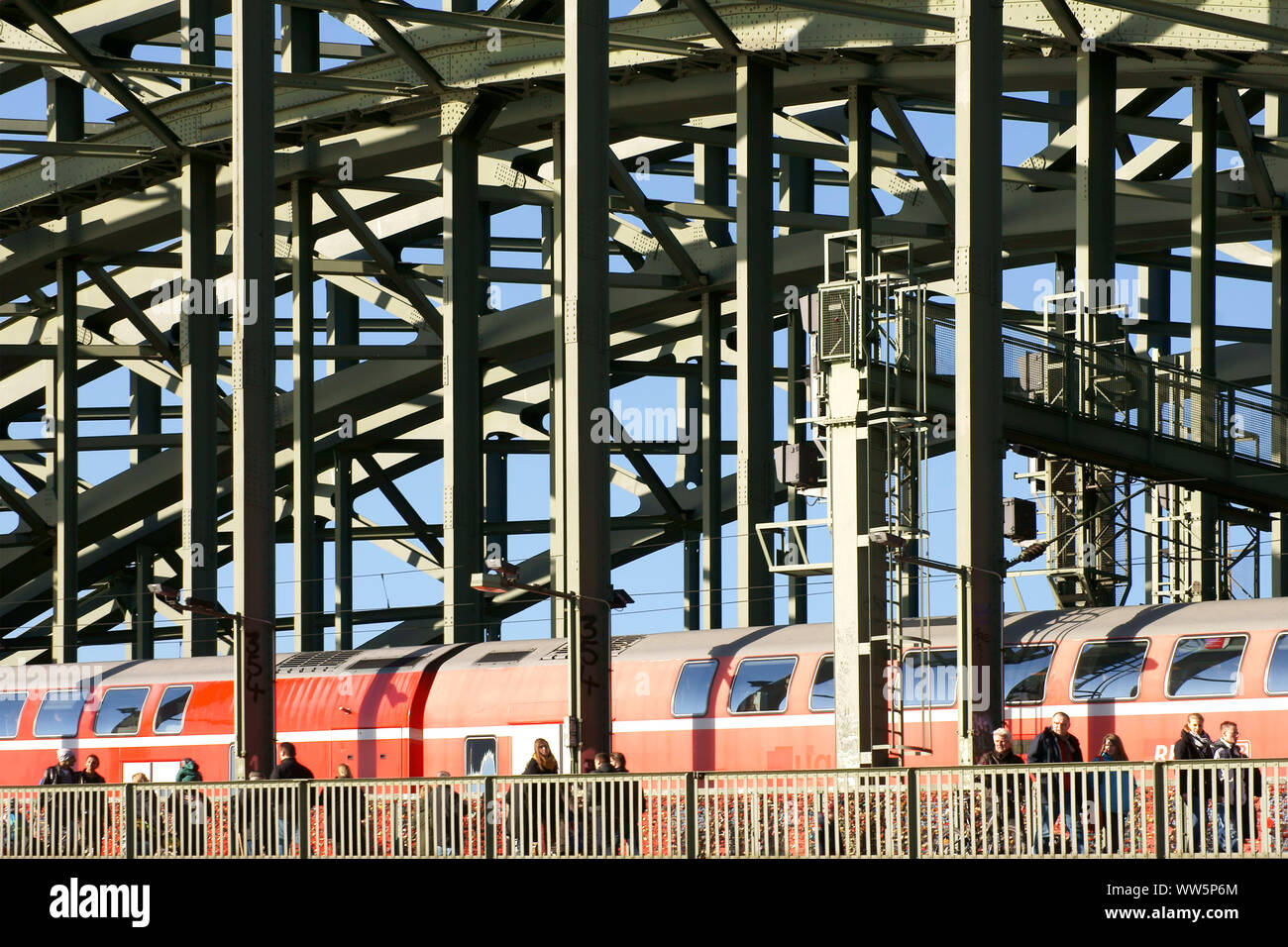 Fotografie von Schienen und niet Stahl der Hohenzollernbrücke in Köln, Stockfoto