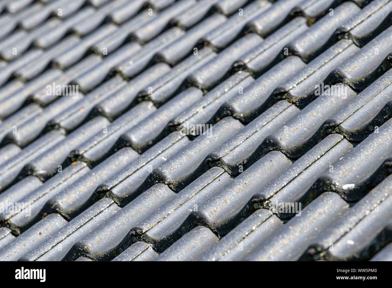 Satteldach mit schwarzem Beton fliesen angezeigt Vollbild Hintergrundbild Stockfoto