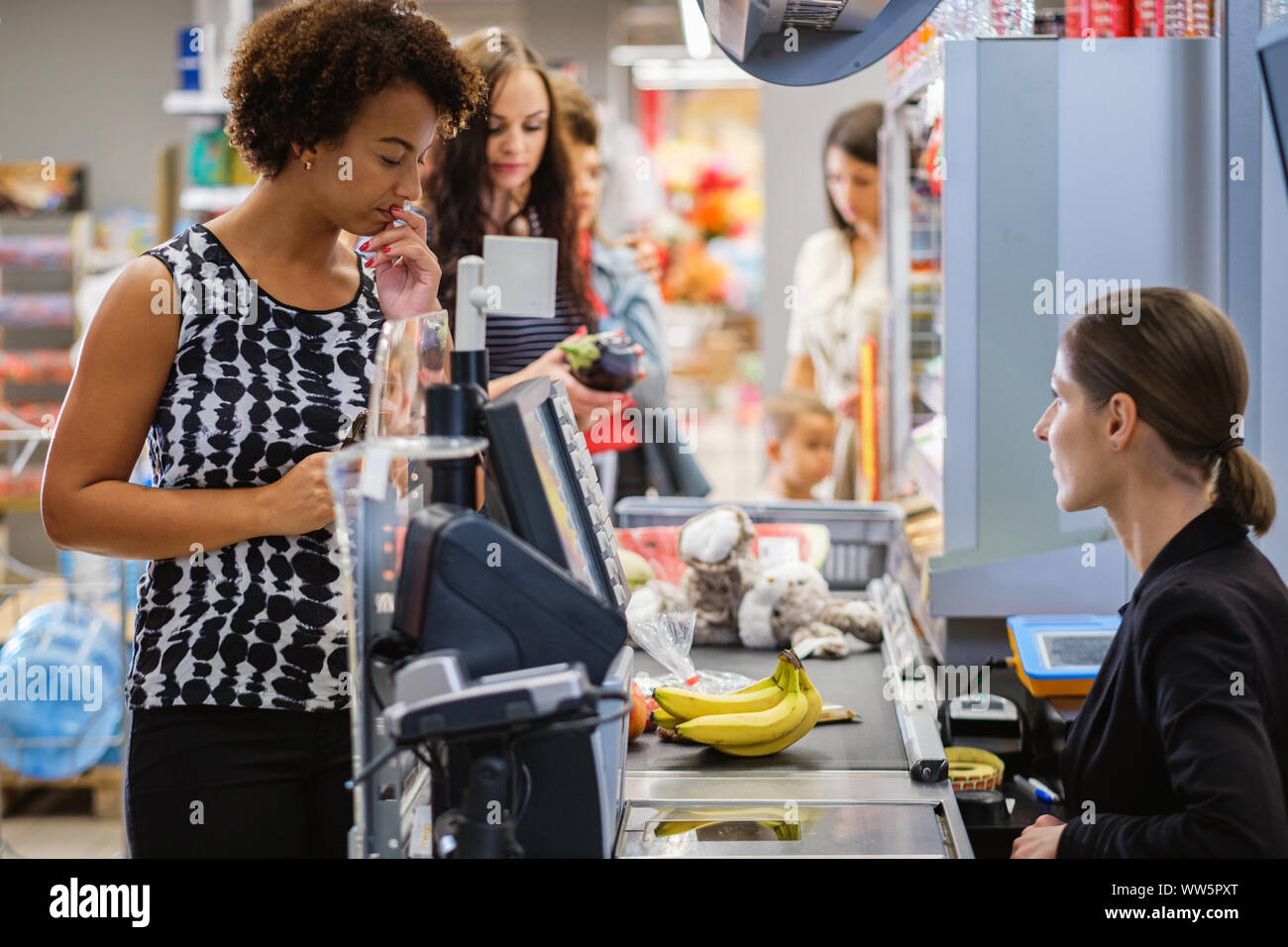 Afrikanische amerikanische Frau Einkaufen in einem Lebensmittelgeschäft. Stockfoto