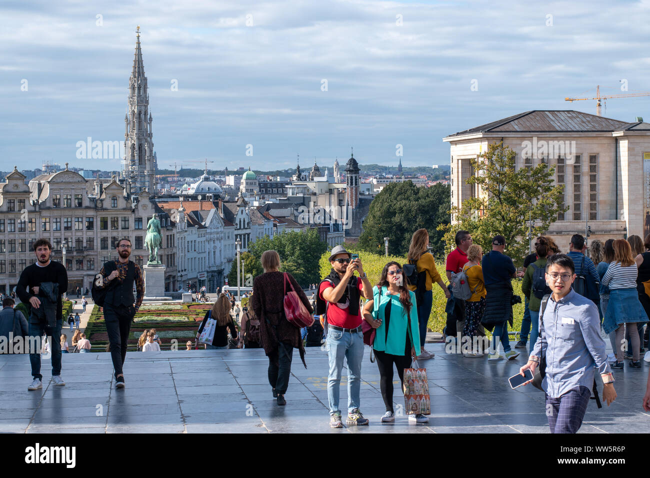 Touristen fotografieren am Mont des Arts in Brüssel, Belgien, mit eine der wichtigsten Sehenswürdigkeiten der Stadt, der Grand Place, im Hintergrund sichtbar Stockfoto