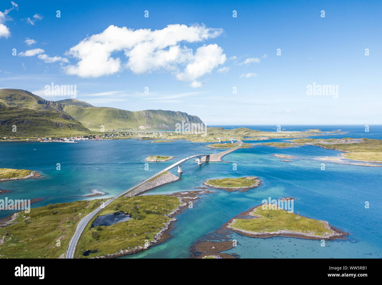 Luftbild der schönen Landschaft auf den Lofoten Inseln im Sommer, Norwegen Stockfoto