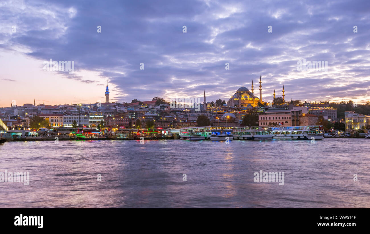 Dämmerung Blick auf Istanbul Port in Istanbul, Türkei. Stockfoto