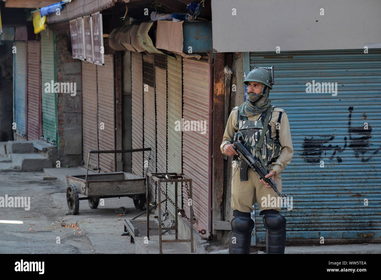 Kaschmir, Indien. 13 Sep, 2019. Eine paramilitärische Trooper wacht beim Herunterfahren in Srinagar, Kashmir. Kaschmir-tal blieb für die 40 nachfolgenden Tag nach dem Abwracken von Artikel 370 durch die zentrale Regierung, die besonderen Status in Jammu und Kaschmir gewährt. Credit: SOPA Images Limited/Alamy leben Nachrichten Stockfoto