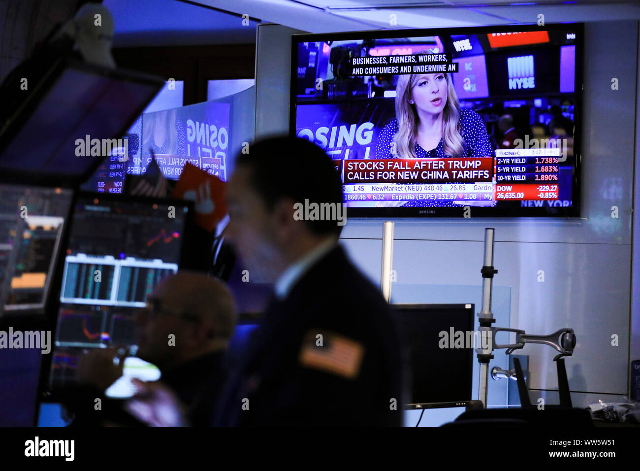 Peking, USA. 1 Aug, 2019. Nachrichten auf Börse ist auf einem Bildschirm an der New York Stock Exchange in New York gesehen, die Vereinigten Staaten, Aug 1, 2019. Credit: Wang Ying/Xinhua/Alamy leben Nachrichten Stockfoto