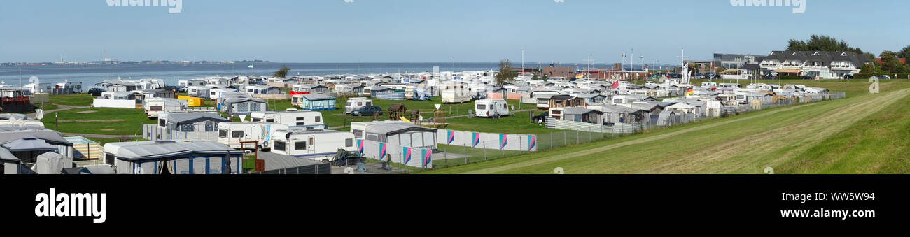 Campingplatz am Strand, im Hintergrund Wilhelmshaven, Nordseebad Dangast,  Varel-Dangast, Niedersachsen, Deutschland, Europa Stockfotografie - Alamy