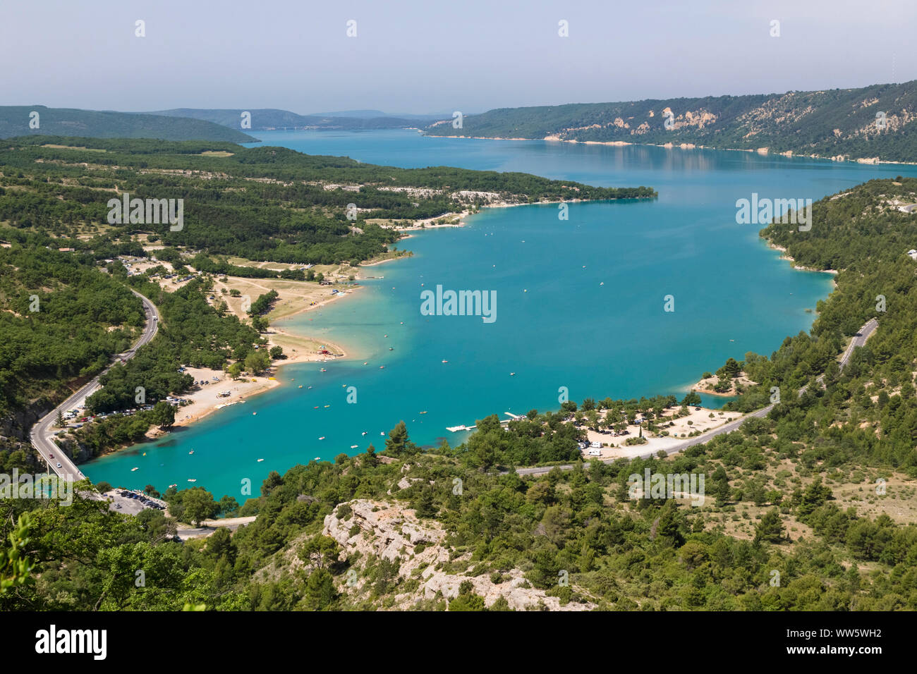 Kleine Boote auf dem Fluss Verdon in die Schluchten des Verdon. La Palud-sur-Verdon, Alpes-de-Haute-Provence, Provence-Alpes-Cote d'Azur, Frankreich, Europa. Stockfoto