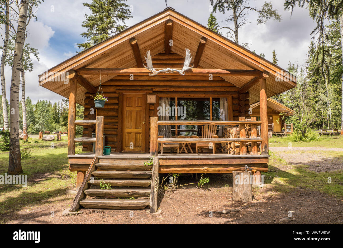 Blockhaus von außerhalb mit Geweih und Brennholz stack, British Columbia, Kanada Stockfoto