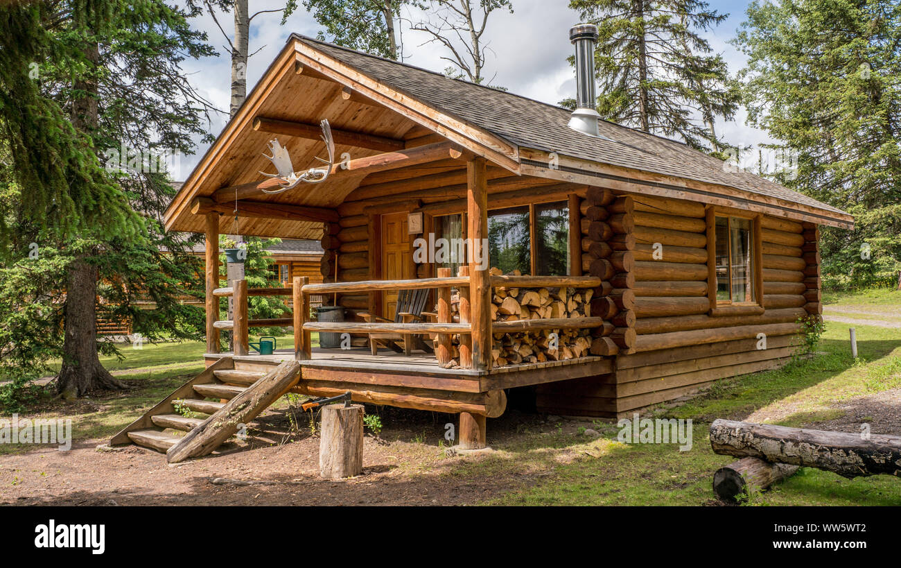 Blockhaus von außerhalb mit Geweih und Brennholz stack, British Columbia, Kanada Stockfoto