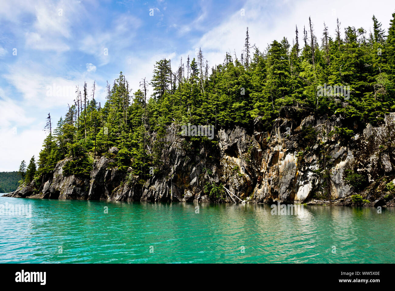 Kanutour auf dem Bowron Lake Provincial Park, türkisfarbenes Wasser, felsigen Ufer, Koniferen, Kanada Stockfoto