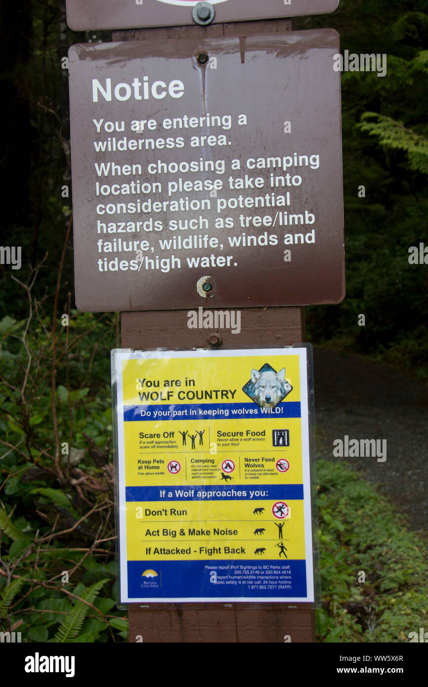 Schild am Wegesrand auf einem Wilderness Area und Wölfe, Cape Scott Provincial Park, Kanada Stockfoto