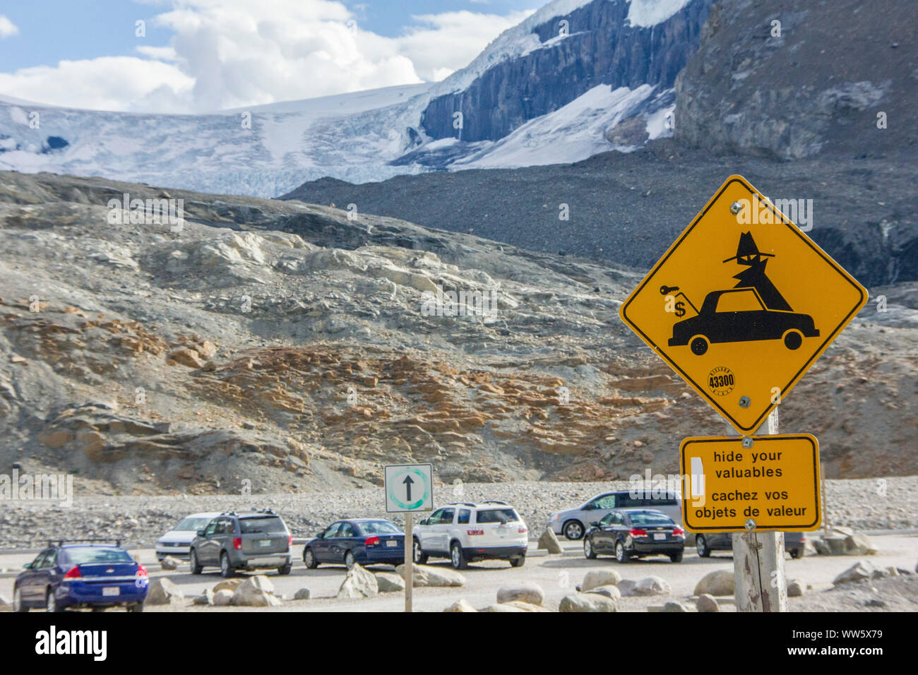 Zeichen auf einem Parkplatz in der Columbia Icefield in den Rocky Mountains, lassen Sie keine Wertsachen im Auto Stockfoto