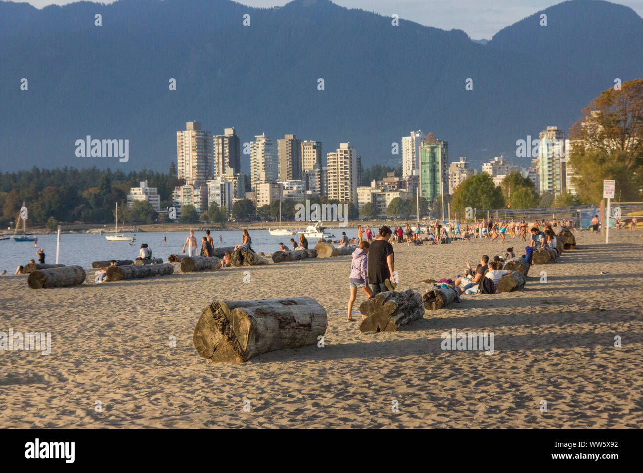 Strand mit Vancouver Skyline im Hintergrund, English Bay, Vancouver Stockfoto