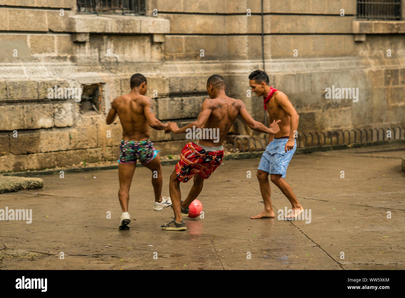 Junge Männer spielen Fußball auf der Straße, Havanna, Kuba Stockfoto