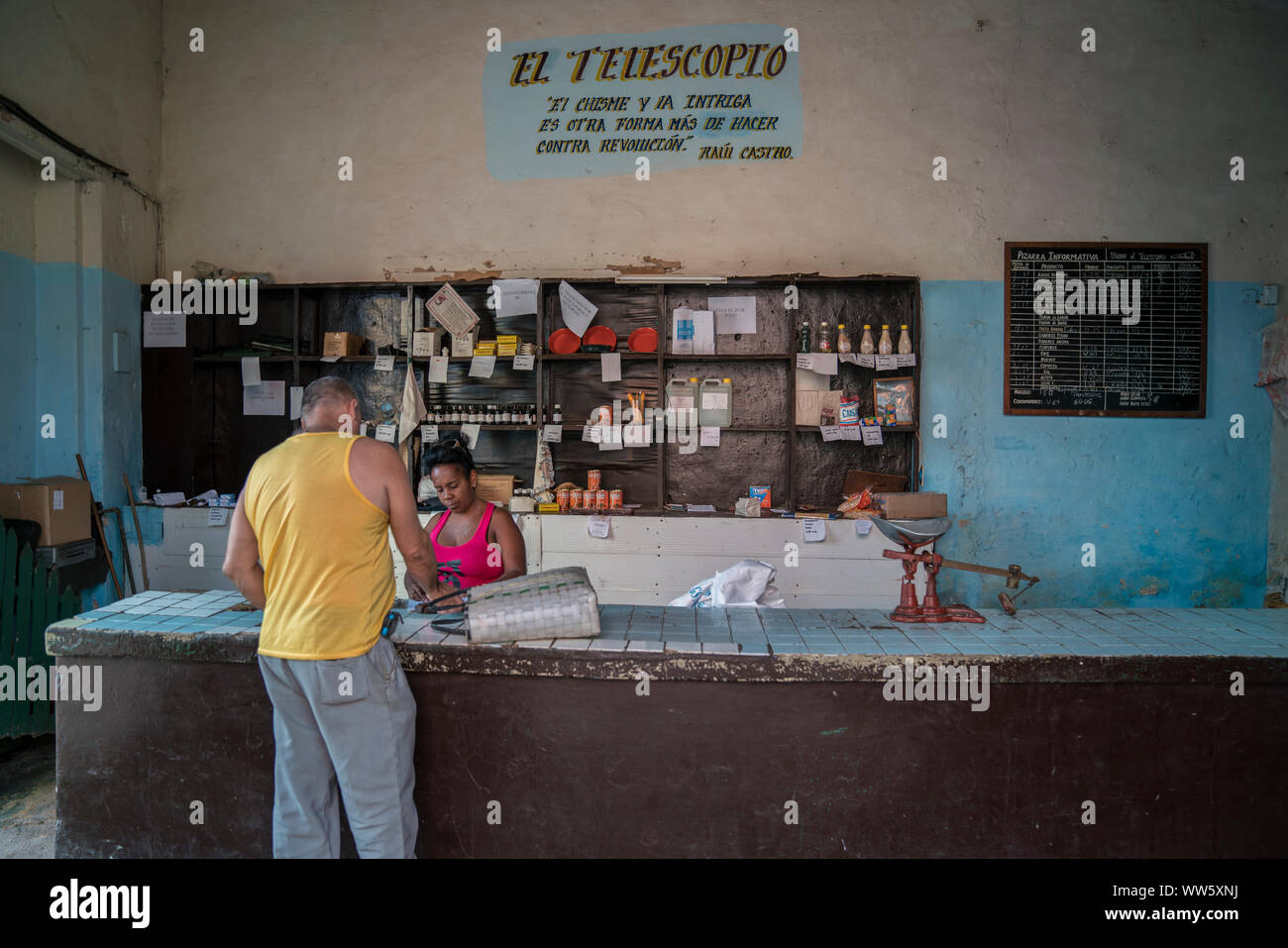 Eine Bodega, ein Geschäft des täglichen Bedarfs, wo die Einheimischen essen für subventionierten Preisen kaufen kann, an der Wand ein Zitat von Raul Castro Stockfoto