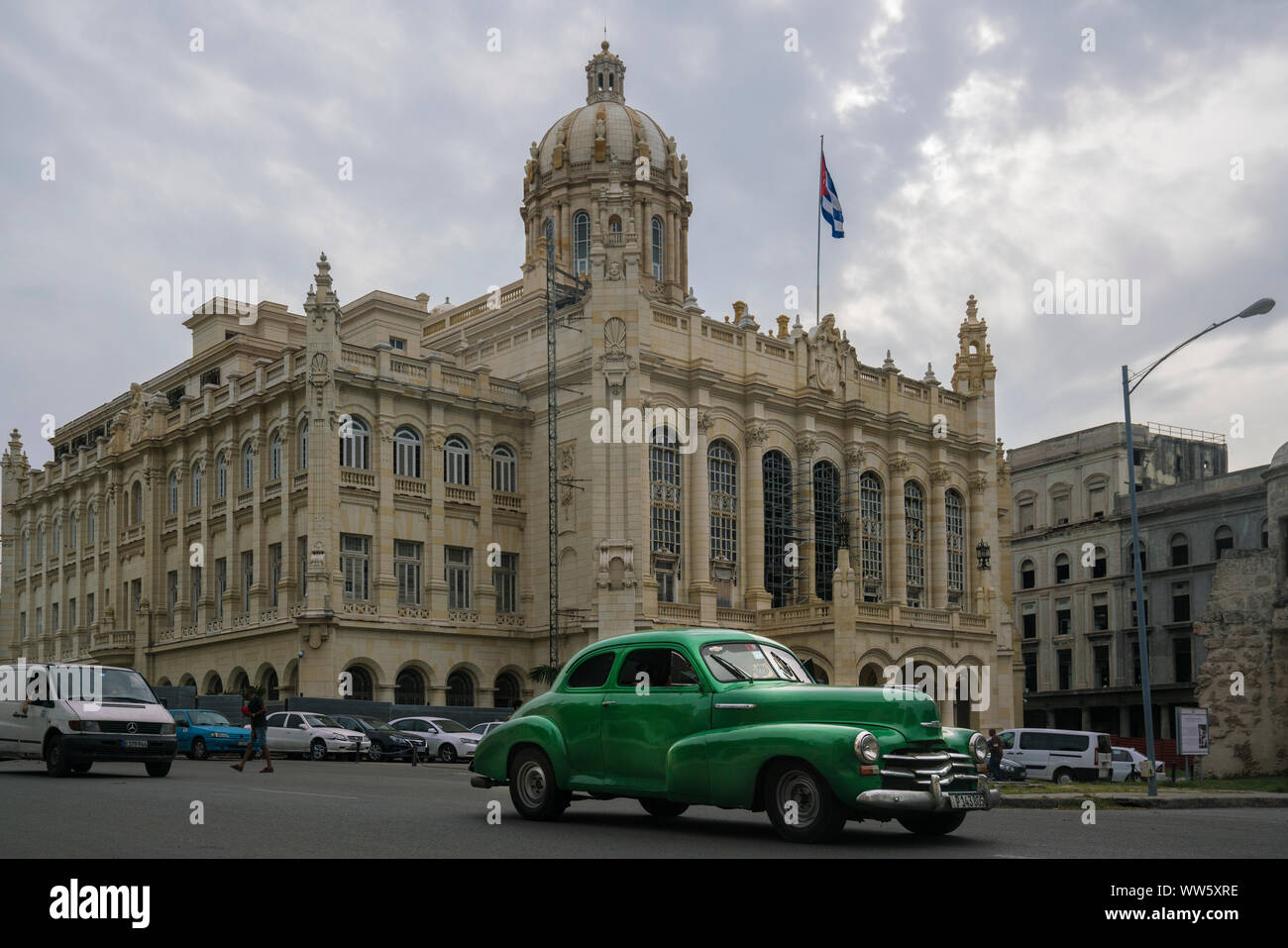 Revolution Museum mit Oldtimer in der Altstadt von Havanna, Kuba Stockfoto