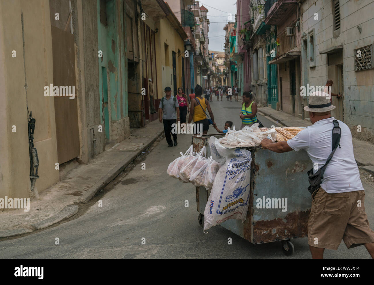 Ein Mann treibt einen Wagen mit frischem Brot durch die Altstadt von Havanna, Kuba Stockfoto