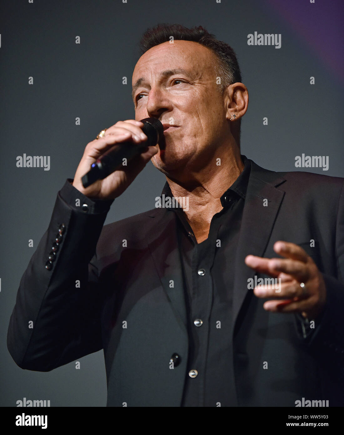 Toronto, Kanada. 12 Sep, 2019. Bruce Springsteen stellt seinen Film dem Publikum bei der Weltpremiere Galavorstellung des 'westlichen Stars bei Roy Thomson Hall während des Toronto International Film Festival in Toronto, Kanada, am Donnerstag, 12. September 2019. Foto von Chris Kauen/UPI Quelle: UPI/Alamy leben Nachrichten Stockfoto