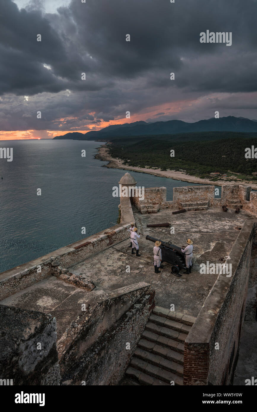 Die Festung von Santiago de Cuba, Soldaten vorbereiten Der kanonenschuss jeden Abend bei Sonnenuntergang, Castillo San Pedro de la Roca, Kuba Stockfoto