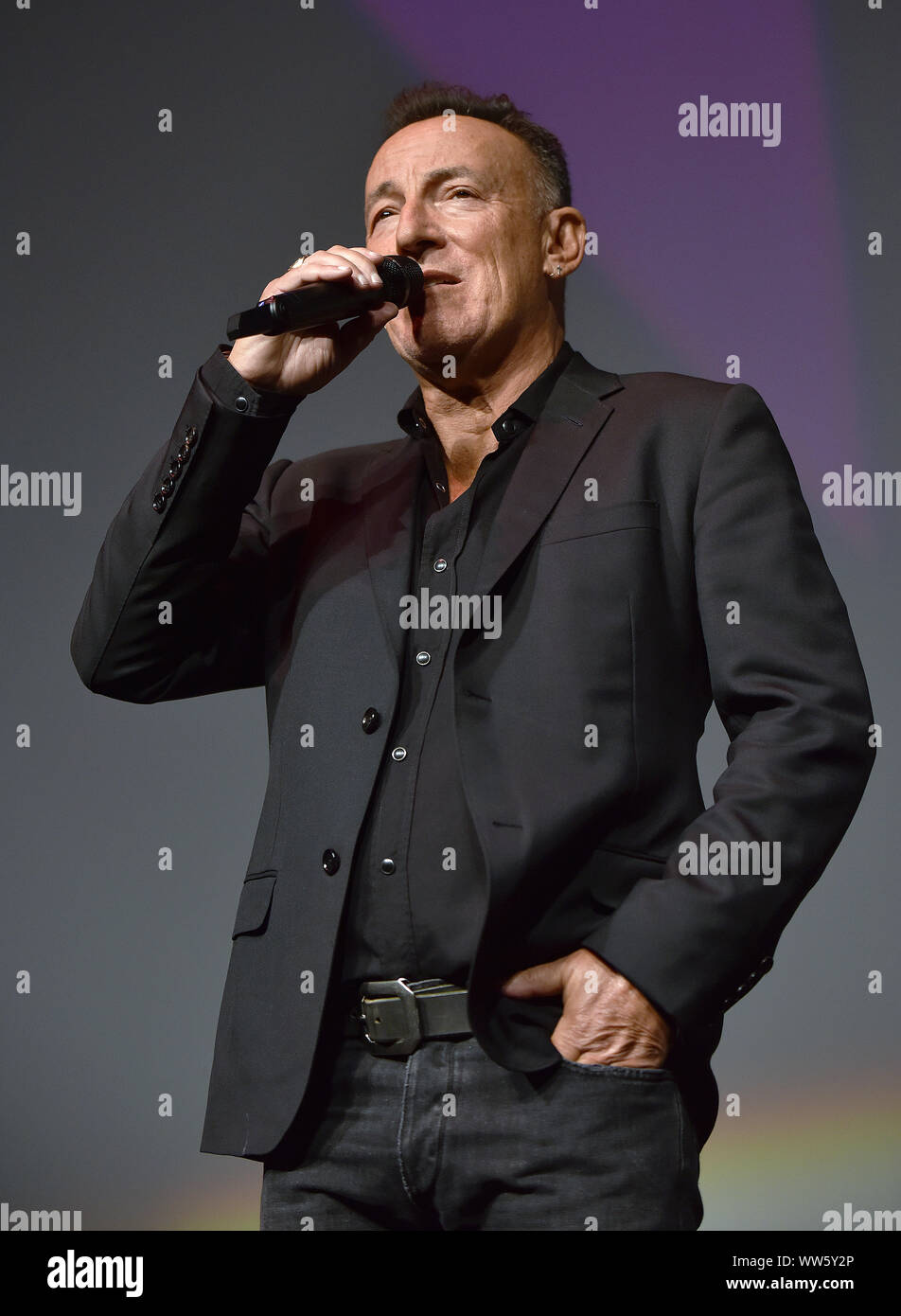 Toronto, Kanada. 12 Sep, 2019. Bruce Springsteen stellt seinen Film dem Publikum bei der Weltpremiere Galavorstellung des 'westlichen Stars bei Roy Thomson Hall während des Toronto International Film Festival in Toronto, Kanada, am Donnerstag, 12. September 2019. Foto von Chris Kauen/UPI Quelle: UPI/Alamy leben Nachrichten Stockfoto