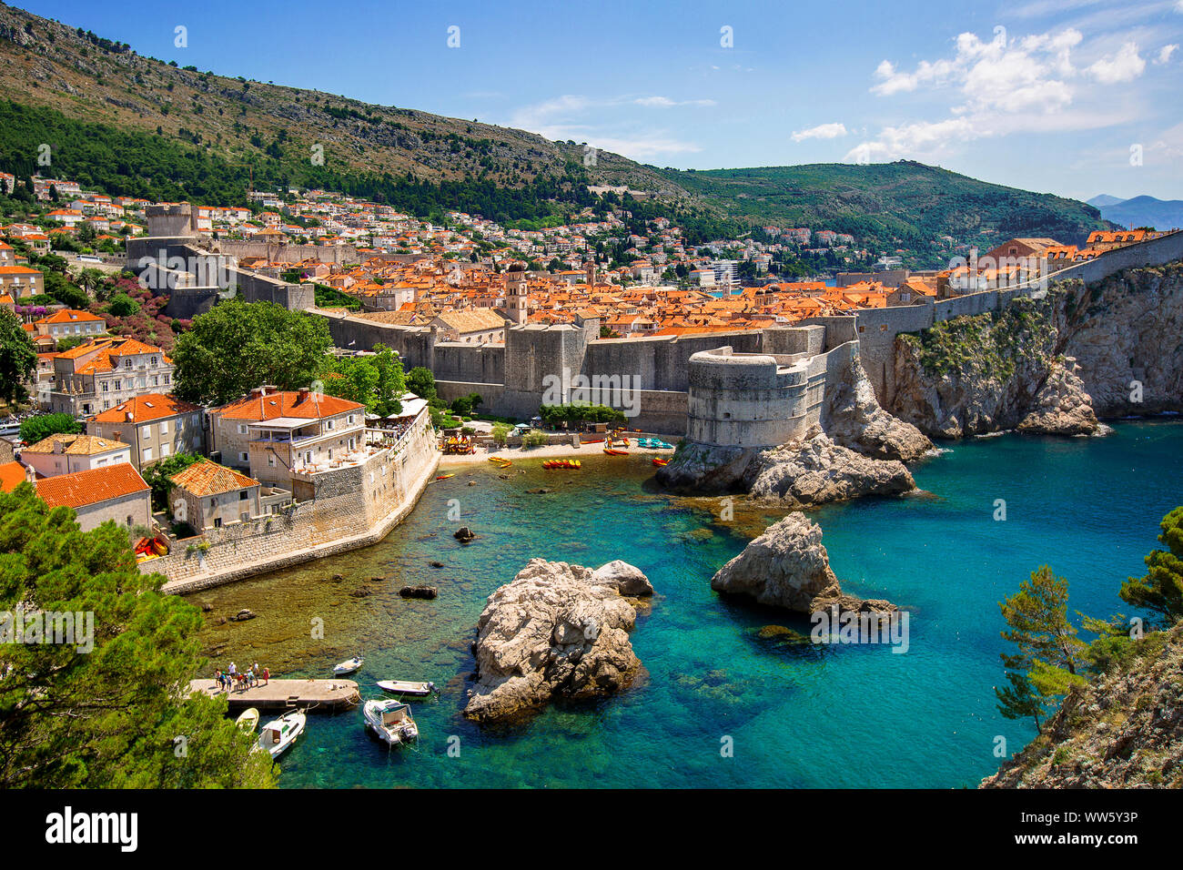 Alte Stadtmauer von Dubrovnik und die Adria, Kroatien Stockfoto
