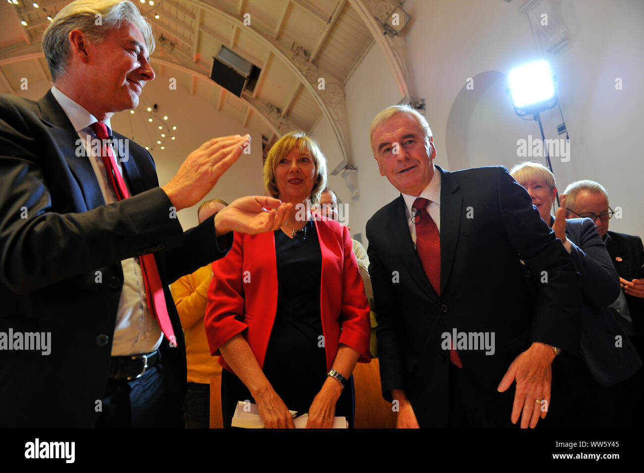 Glasgow, UK. 13. September 2019. Bild: (Links-rechts ) Richard Leonard MSP-Führer der Scottish Labour Party; Lesley Laird MP-Shadow Minister für Schottland; John McDonnell MP-Shadow Bundeskanzler. Schottische Labour-vorsitzende Richard Leonard und Labours Schatzkanzler John McDonnell bieten Vorträge über ihre Pläne Macht und Reichtum zu verteilen und wie eine eingehende Labour Regierung wird sich radikal verändernde Richtlinien für Schottlands Wirtschaft liefern. Credit: Colin Fisher/Alamy leben Nachrichten Stockfoto