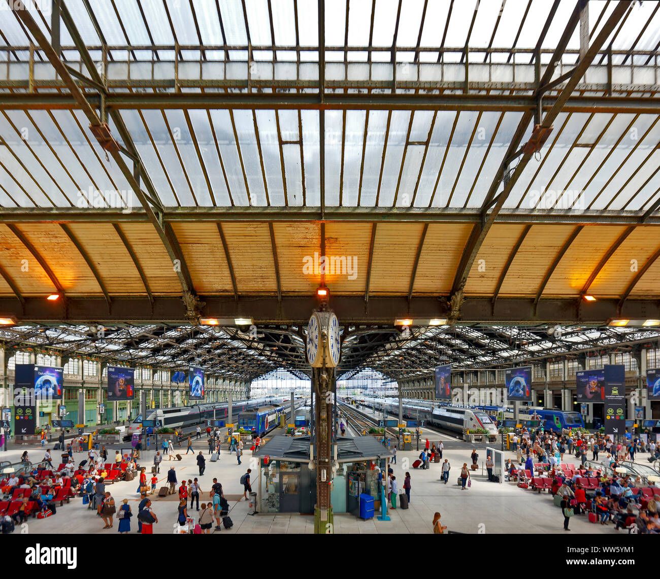 Frankreich, Paris, Bahnhof, Bahnsteig, Leute, Bahn, Plattformen Stockfoto