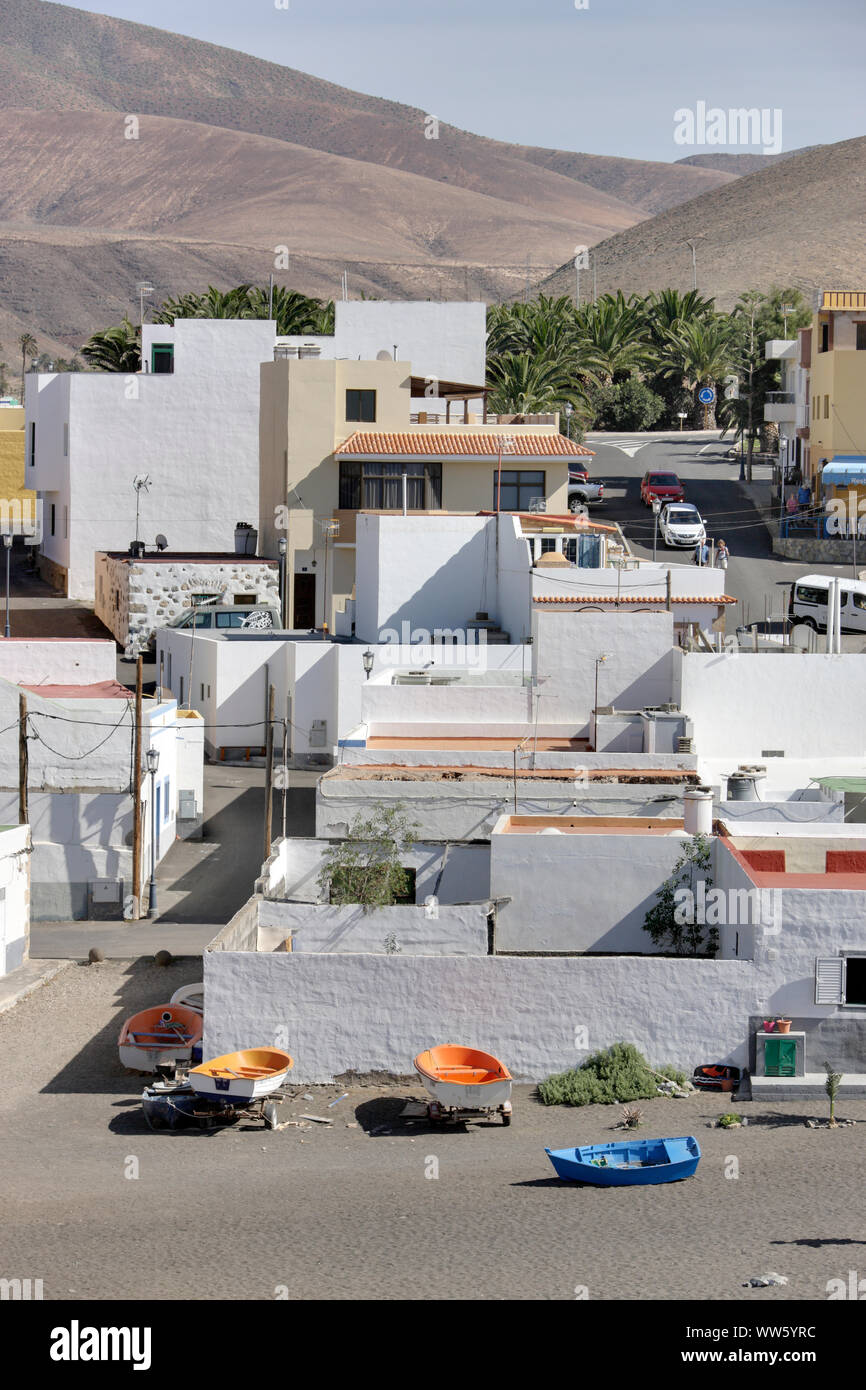 Spanien, Fuerteventura Ajuy, Stadt, Häuser, Boote, Sandstrand, dunklen Sand Stockfoto