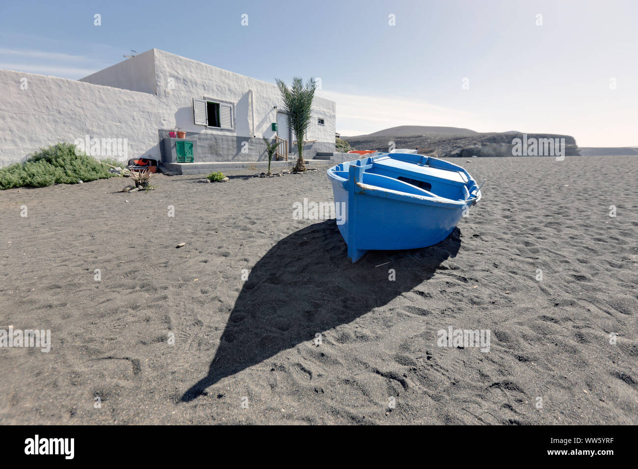 Spanien, Fuerteventura Ajuy, Haus, Boot, Schatten, Strand, dunklen Sand Stockfoto