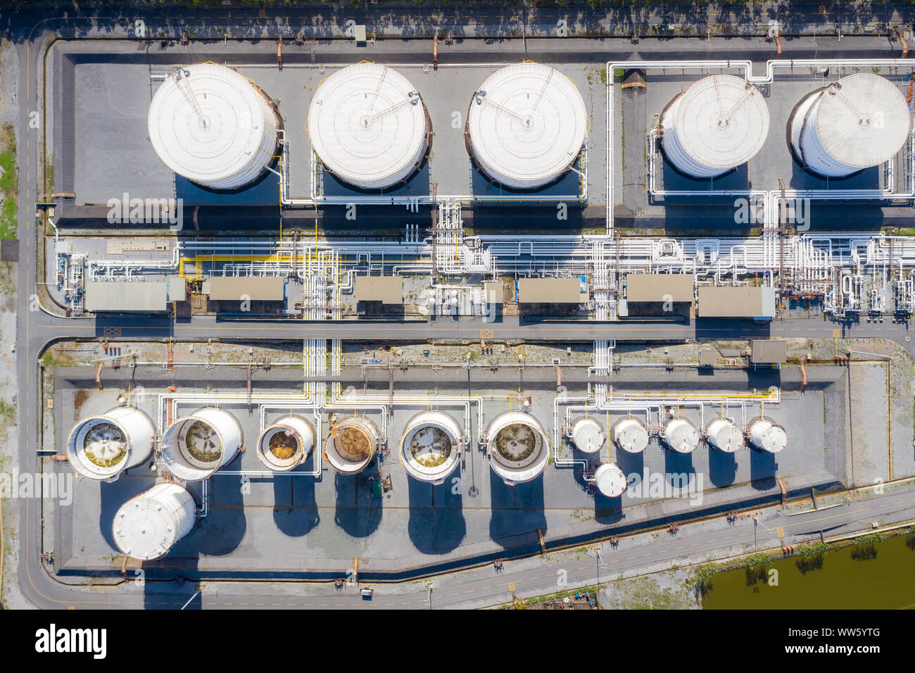 Luftaufnahme der Chemischen Industrie Tanks und Tankwagen in wailting in Industrieanlagen Öl auf Gas Station zu übertragen. Stockfoto