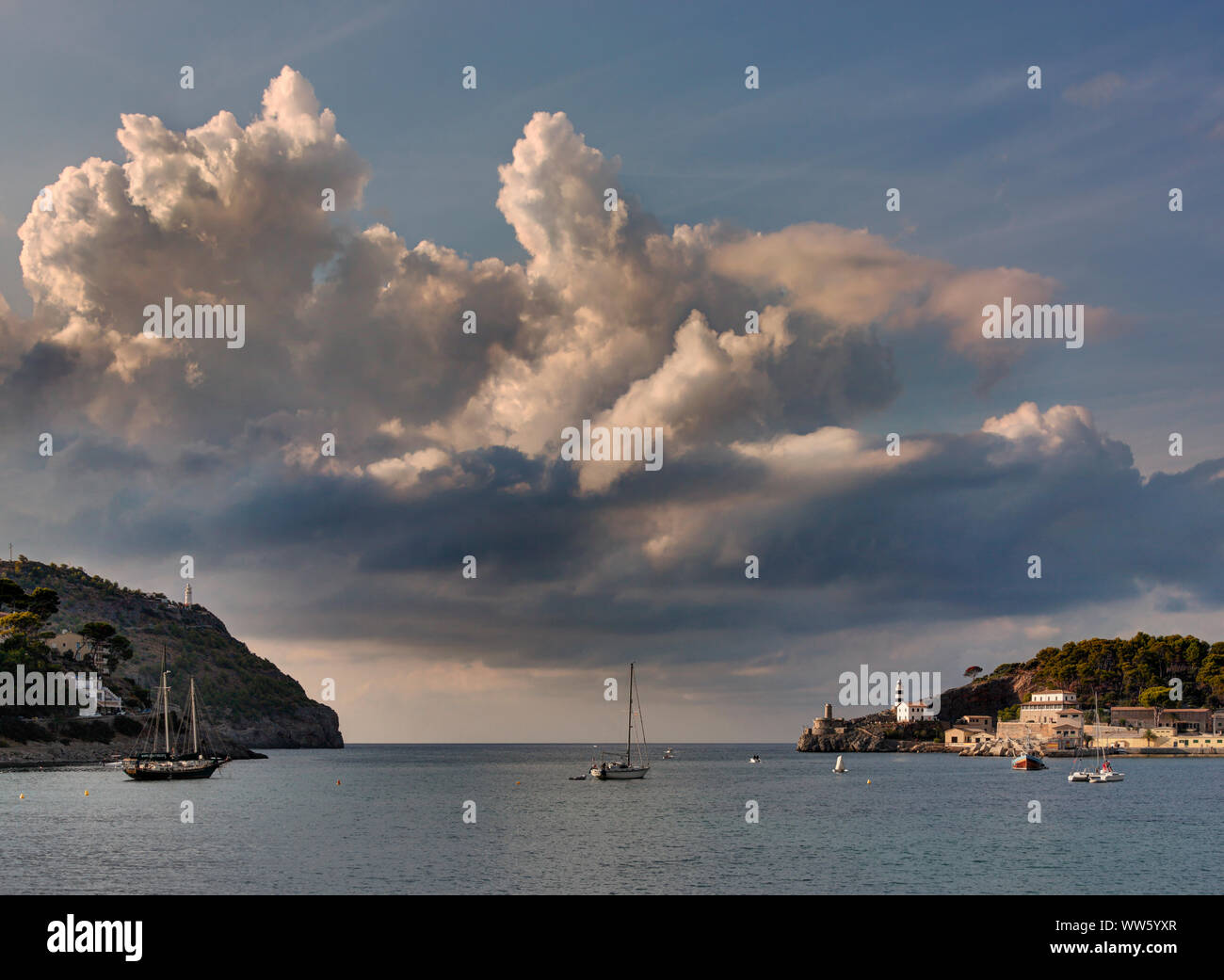 Spanien, Mallorca, Port de SÃ³ller, Hafen, Leuchttürme, Meer, Segelboot, Himmel, Wolken Stockfoto
