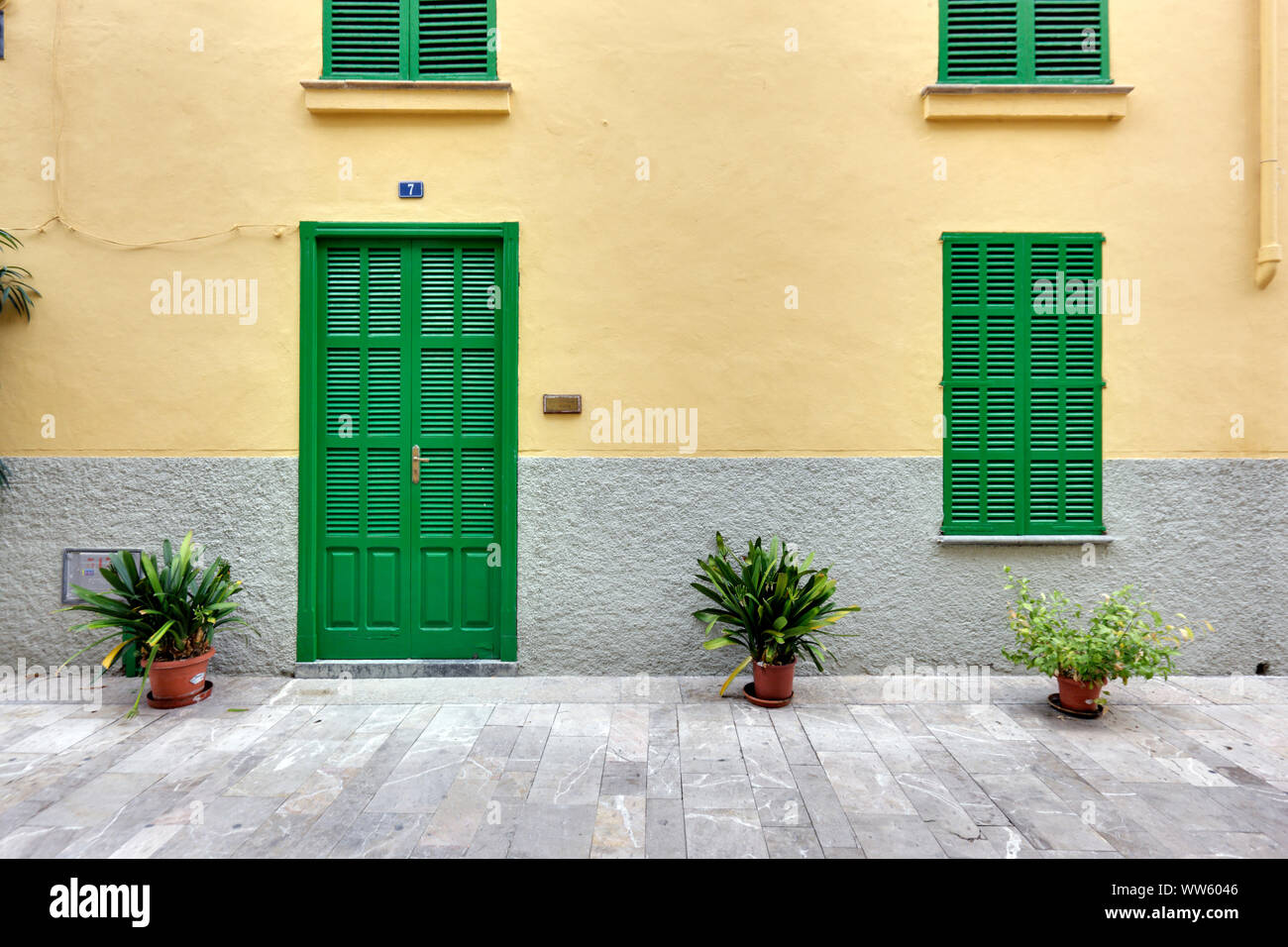 Spanien, Mallorca, AlcÃºdia, Haus, Nummer 7, Fassade, Türen, Fenster, Fensterläden geschlossen, Topfpflanzen, Fußgängerzone Stockfoto