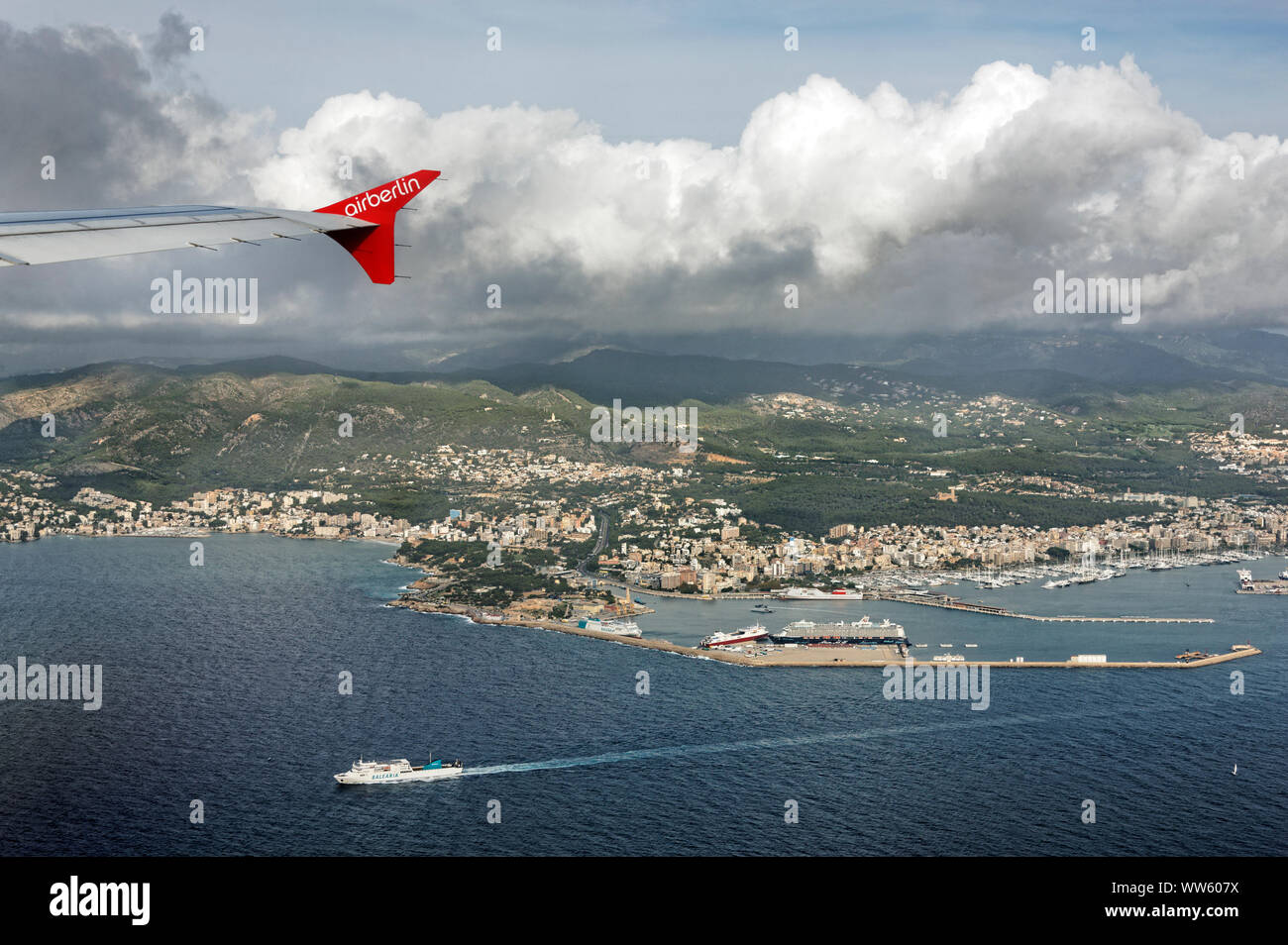 Spanien, Mallorca, Palma, Hafen, Stadt, Übersicht, Schiffe, Flügel, Air Berlin, Luftbild, Berge, Wolken Stockfoto