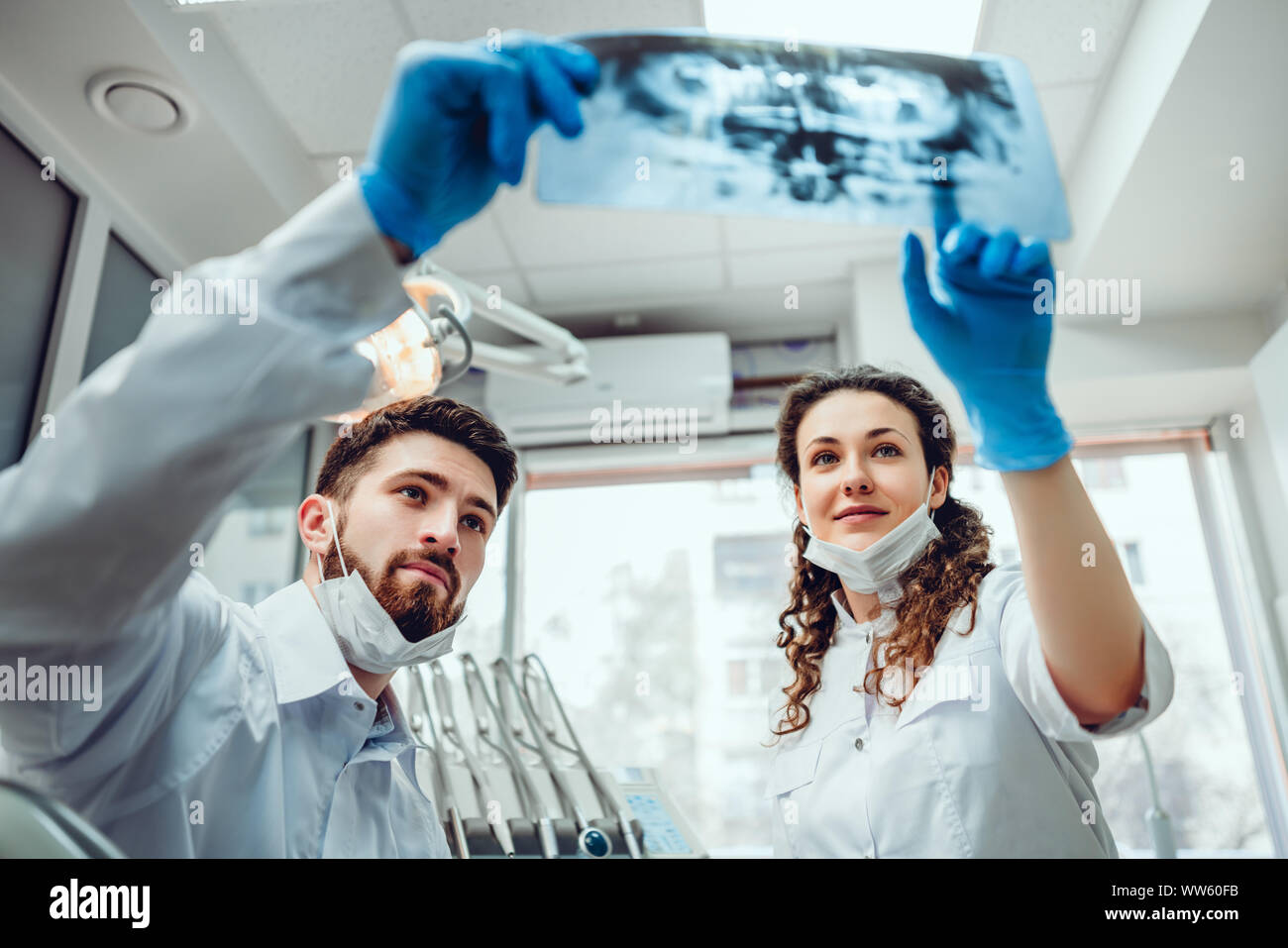 Zwei Zahnarzt Ärzte an X-ray Zahn Bild. Stockfoto