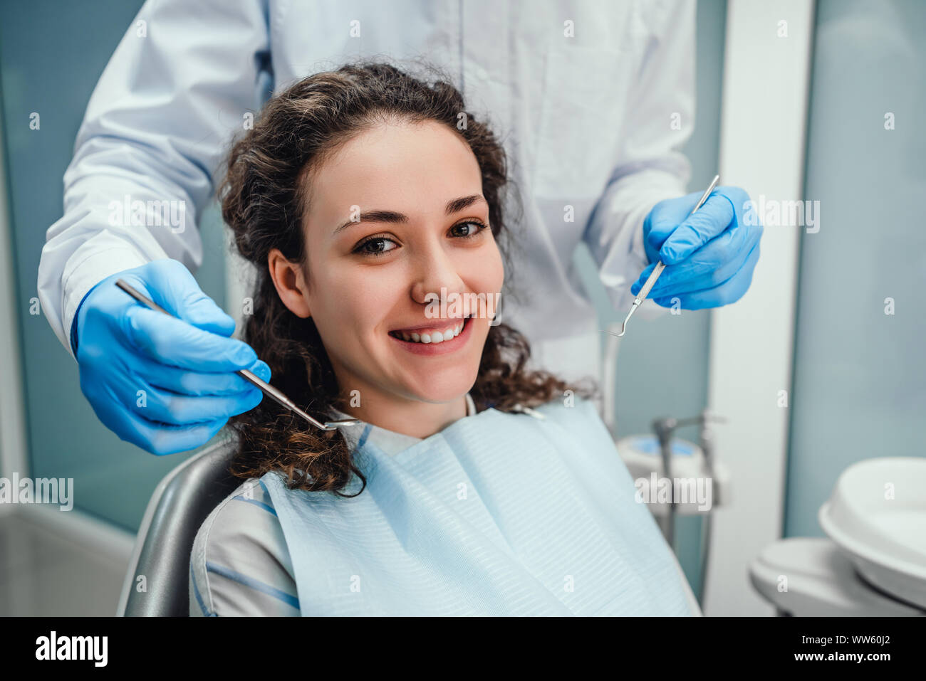 Gesundheitswesen und Medizin Konzept. Zahnarzt untersucht die Mundhöhle eines jungen Patienten im Zahnarztstuhl. Stockfoto