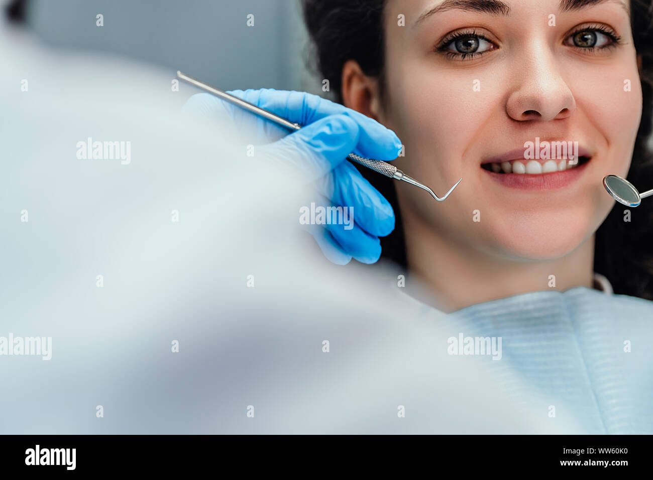 Junge Frau in der Zahnarztpraxis und lächeln, sitzen. Nähe zu sehen. Stockfoto