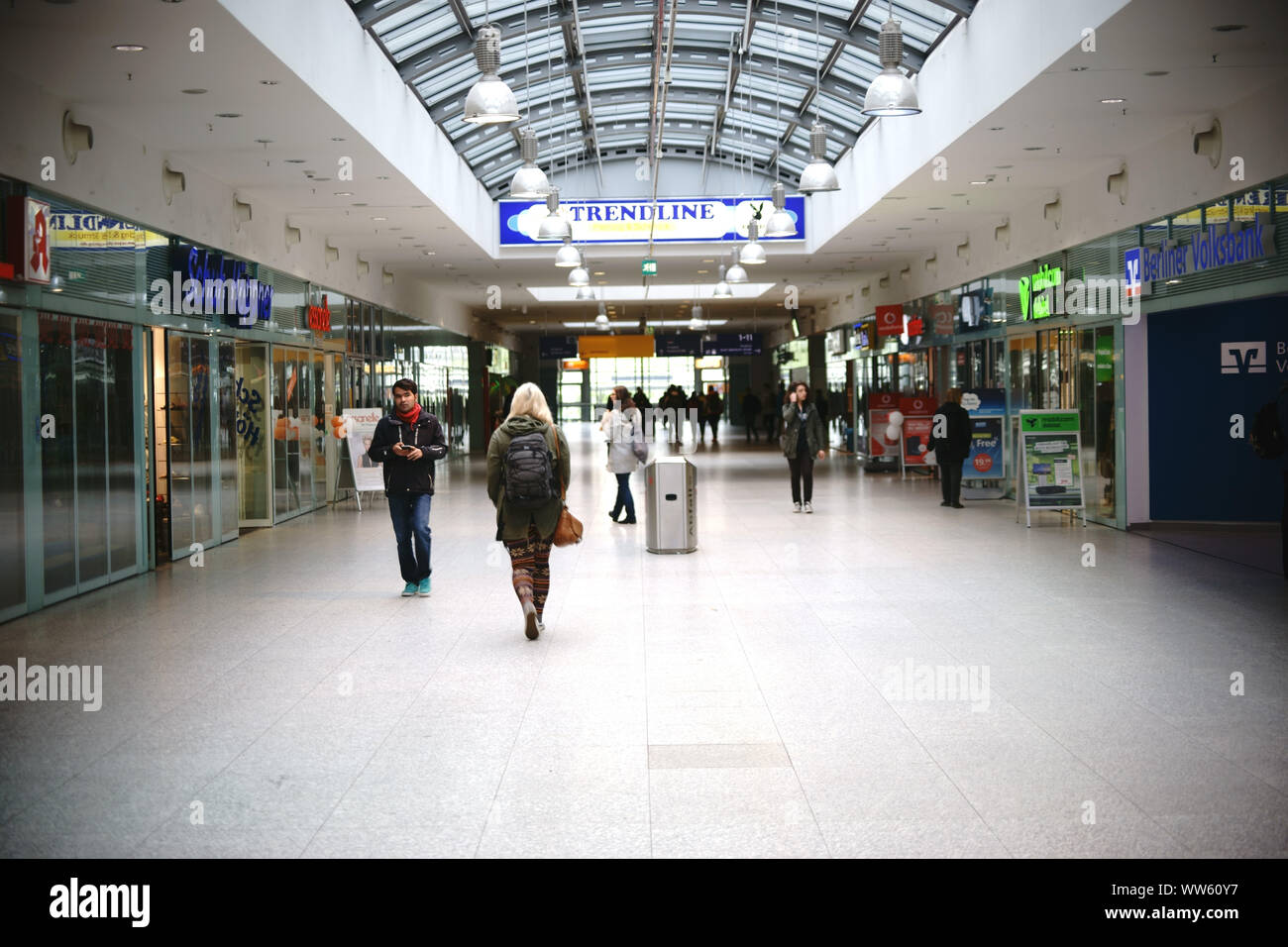 Einen Seiteneingang des grossen modernen Bahnhofshalle im Berliner Ostbahnhof mit Geschäften und Kaufhäusern in Berlin, Stockfoto