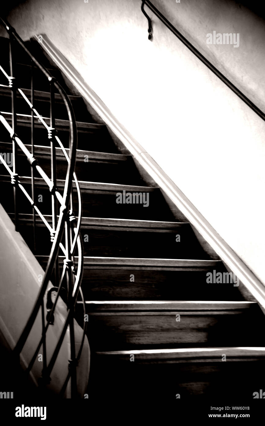 Licht fällt auf die schmale Treppe von der Flur mit Holzstufen, Stockfoto