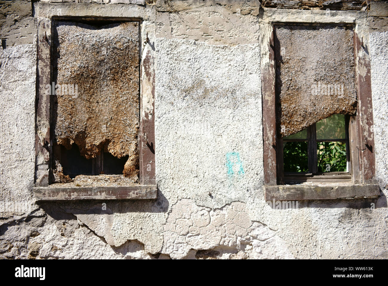 Zwei bis genagelt Windows einer Ruine in der Nähe collaps, Stockfoto
