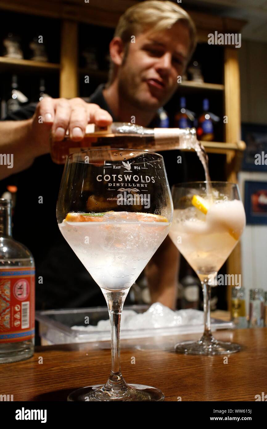 Gin Cocktails für die Gäste des Cotswold Distillery. Stockfoto