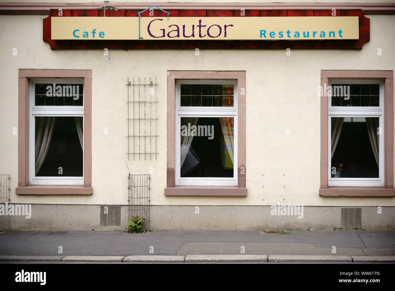 Das Logo und die Fassade des Café und Restaurant Gautor in Mainz. Stockfoto