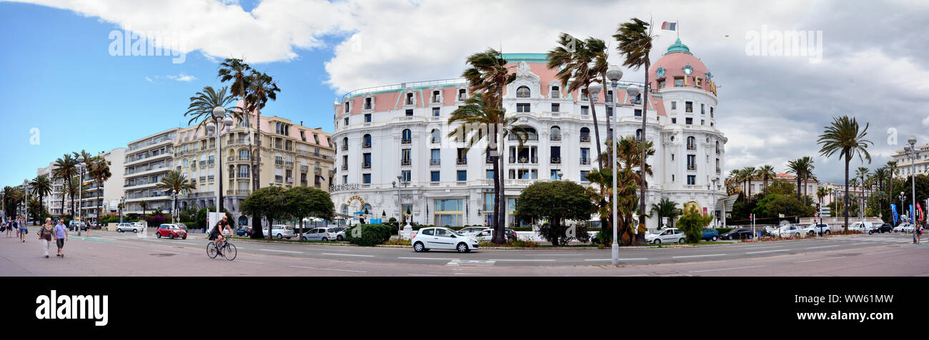 Ein Blick auf die Promenade des Anglais in Nizza mit dem Hotel Negresco. Stockfoto