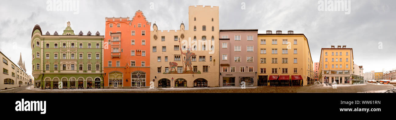 Goliathstrasse in Regensburg mit dem Goliathhaus in linear Panorama. Streetline multiperspektivische Fotografie, Stockfoto
