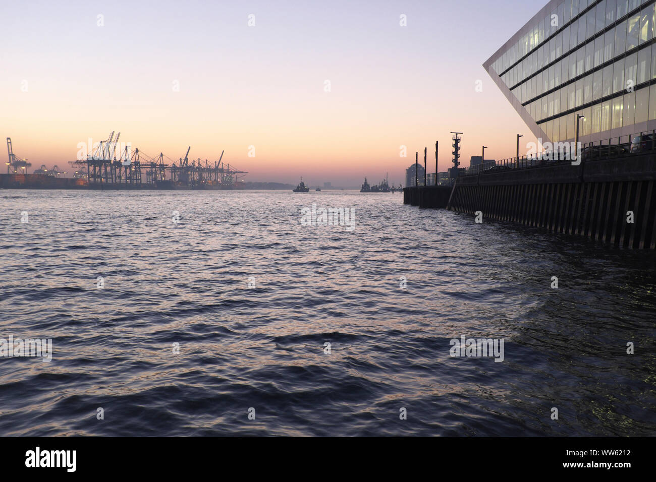 Dämmerung im Hamburger Hafen Stockfoto