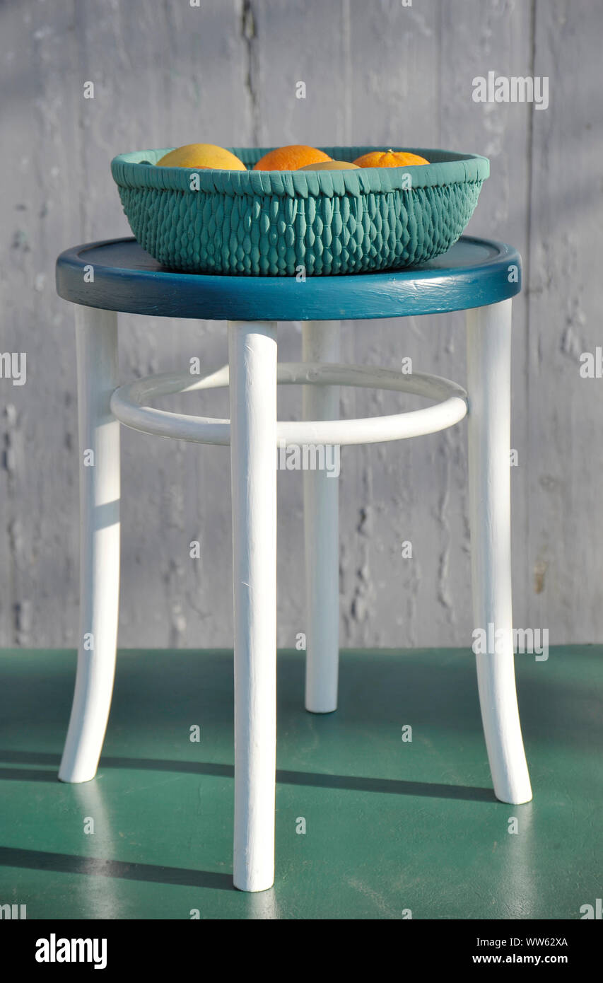 Upcycling von alten Körbe mit Farbe - Obstkorb und Hocker in neuen Look Stockfoto