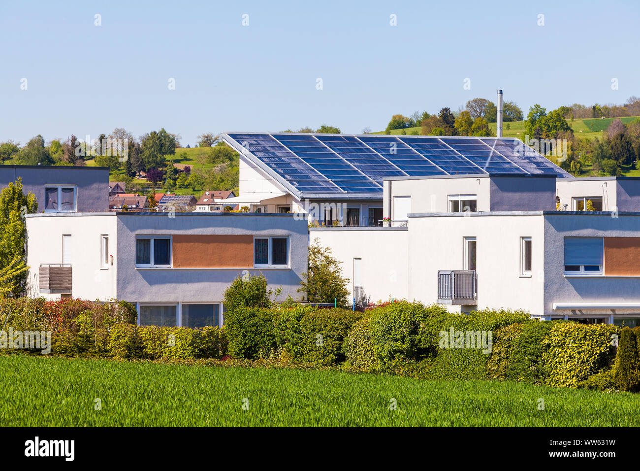 Deutschland, Baden-Württemberg, Esslingen, Wohngebiet KastenÃ¤cker, Einfamilienhäuser, Reihenhäuser und Doppelhaushälften, kleine solare Nahwärme Netz, thermischen Kollektor Installation mit 185 Quadratmetern auf haus dach Stockfoto