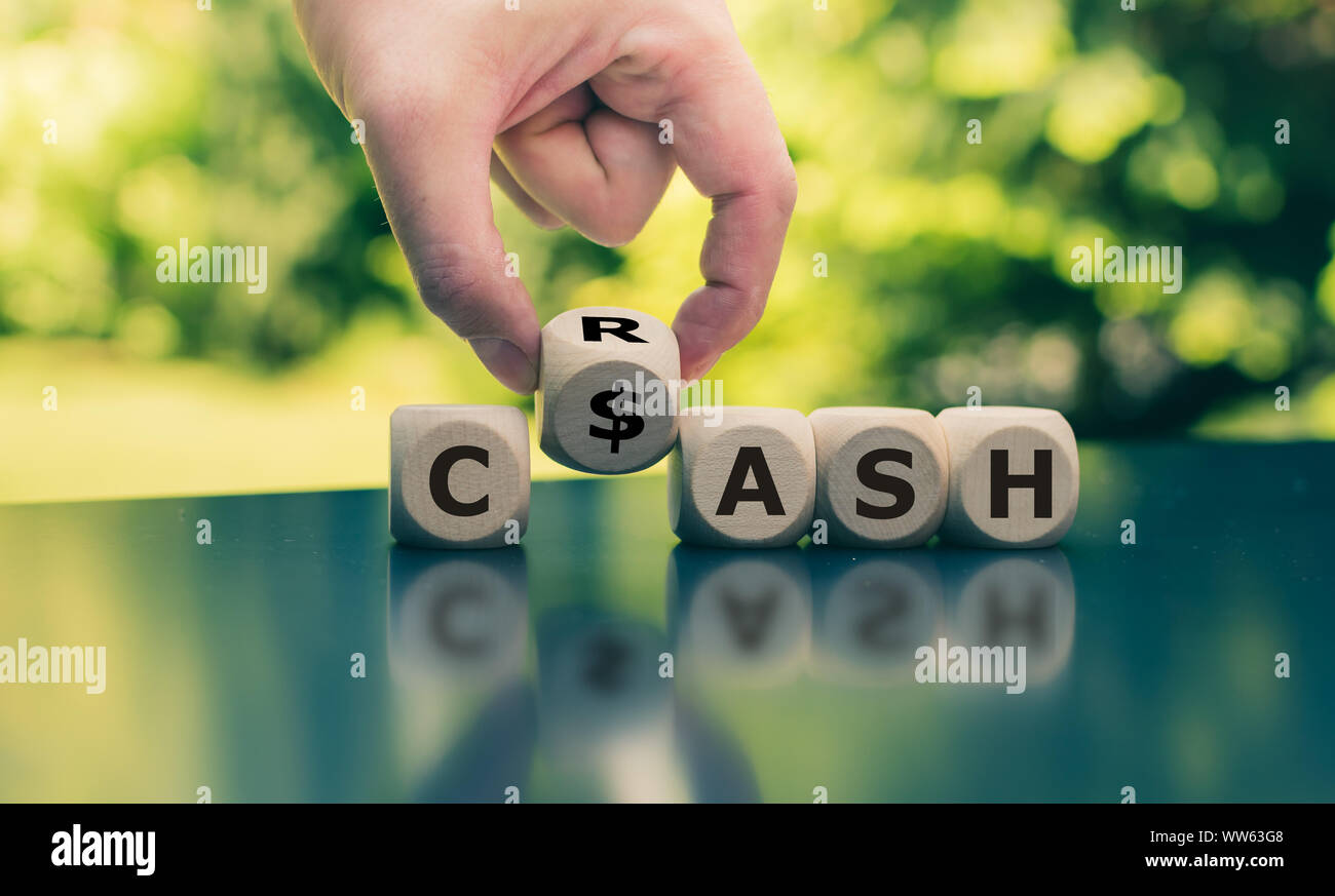Cash oder Crash? Hand einen Würfel und Änderungen das Wort 'Crash' auf 'Kasse'. Stockfoto